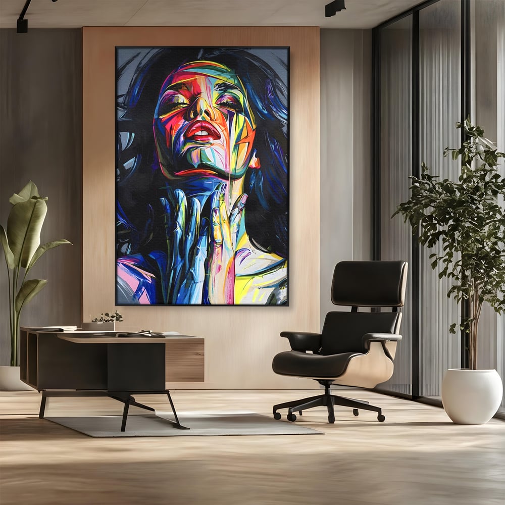 Tablou canvas cu tablou canvas cu femeie stilizata, in rama de aluminiu negru, pe perete intr-un birou